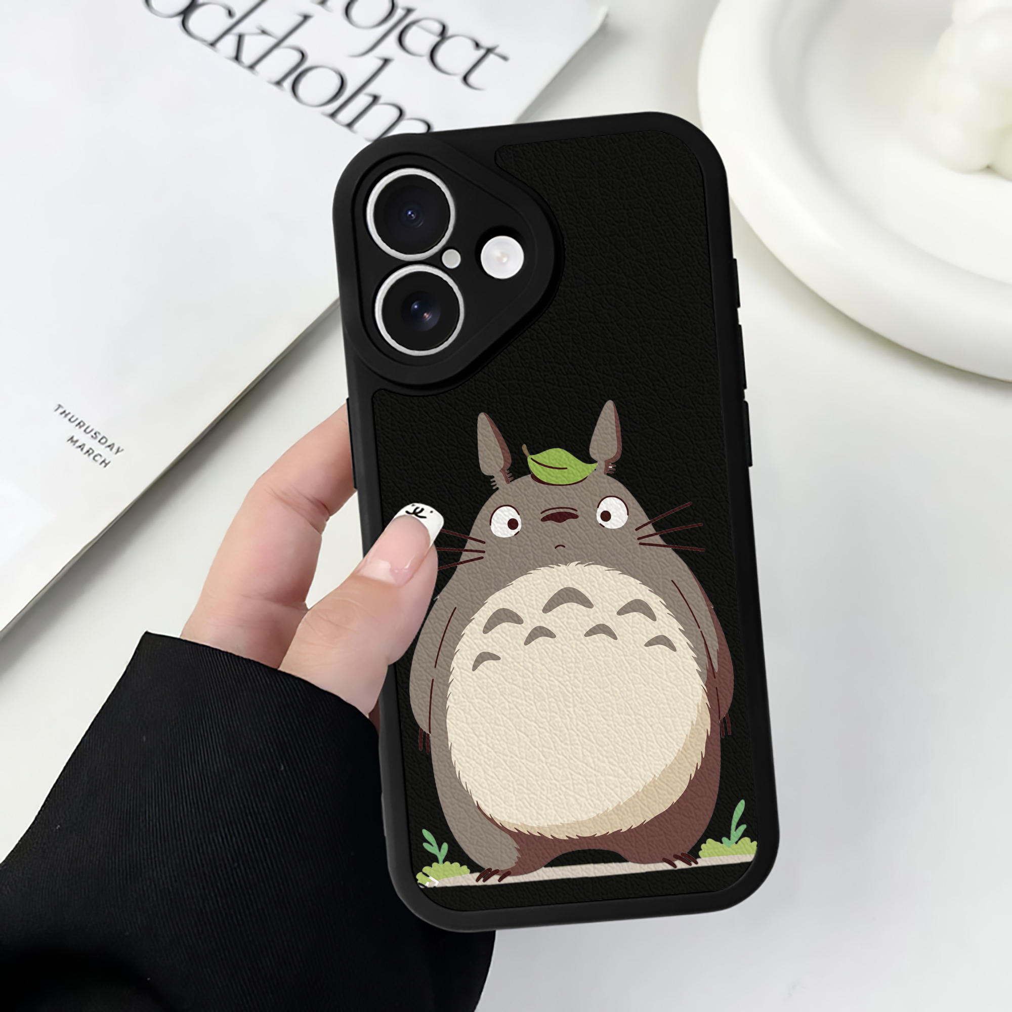 （画像用） となりのトトロ 草壁メイ 草壁サツキ My Neighbor Totoro Satsuki Kusakabe Mei Kusakabe 【iPhone 16シリーズ対応】シリコンスマホケース（レザー調） 材質：シリコン
